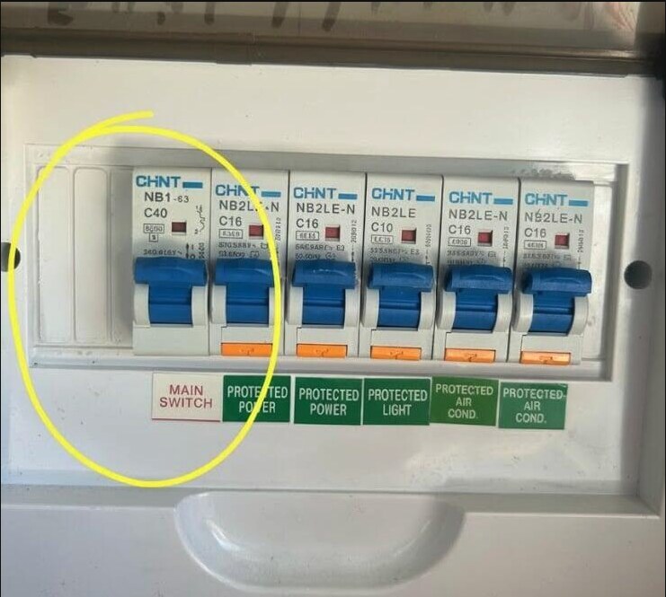 Single-phase switchboard: main switch is one narrow breaker